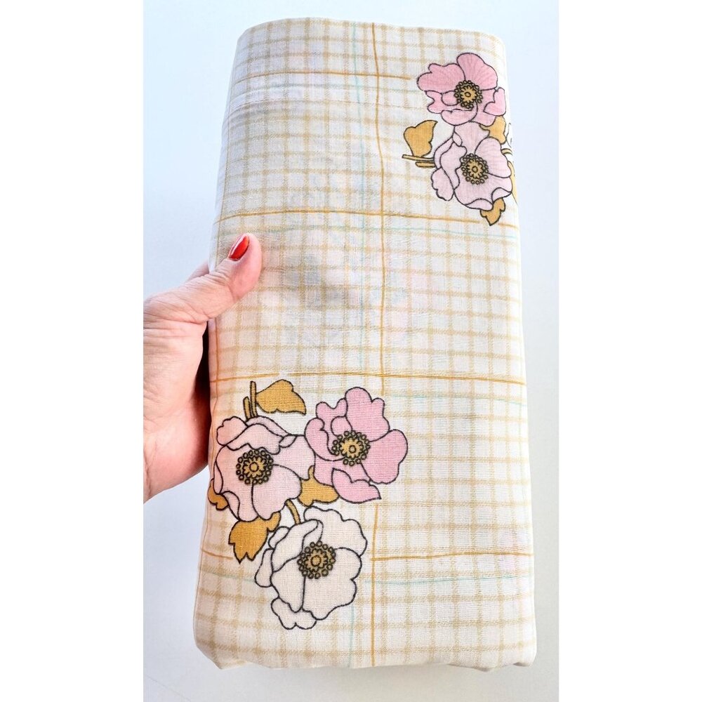 Vintage 70s top/flat sheet, small pink poppy flowers, checkered, twin size